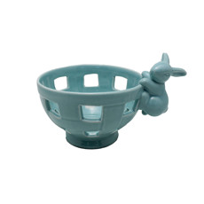 Imagem de CESTA DECORATIVA EM PORCELANA AZUL COM COELHO PENDURADO 12X19X14 CM - TOK DA CASA - Cromus Embalagens Ind. E Com. Ltda