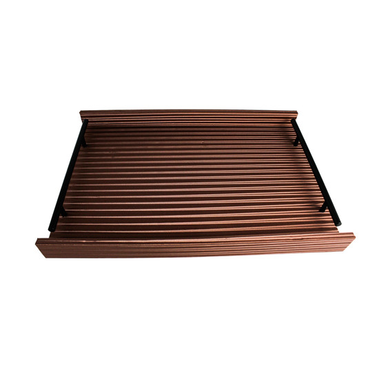 Imagem BANDEJA RETANGULAR MARROM EM MDF COM ALÇA EM METAL E LISTRAS 3D 4X45X30 CM