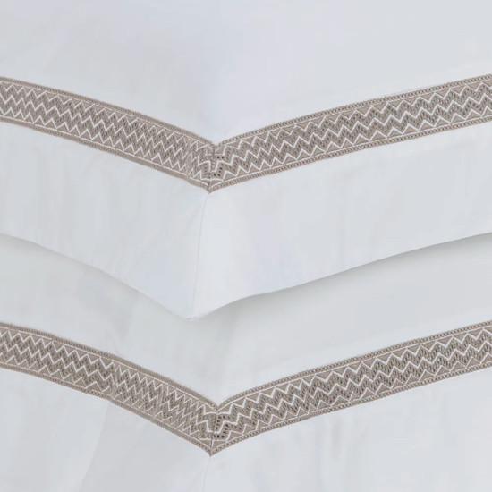 Imagem JOGO DE CAMA KING 300 FIOS MORELLI BRANCO/MARRONE - TRUSSARDI